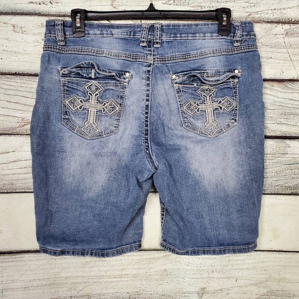 Cato Women’s Denim Shorts Size 16 Blue Embroidered Cross Pockets Stretch - Picture 2 of 6